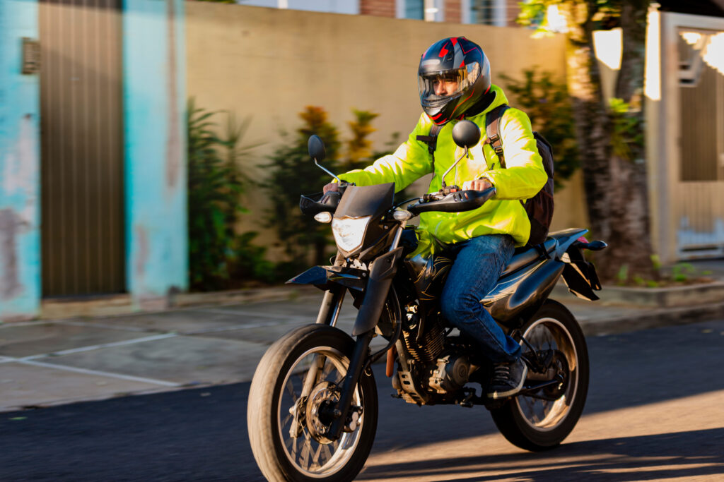 Motociclista pilotando com segurança – representação de proteção com seguro de moto Suhai