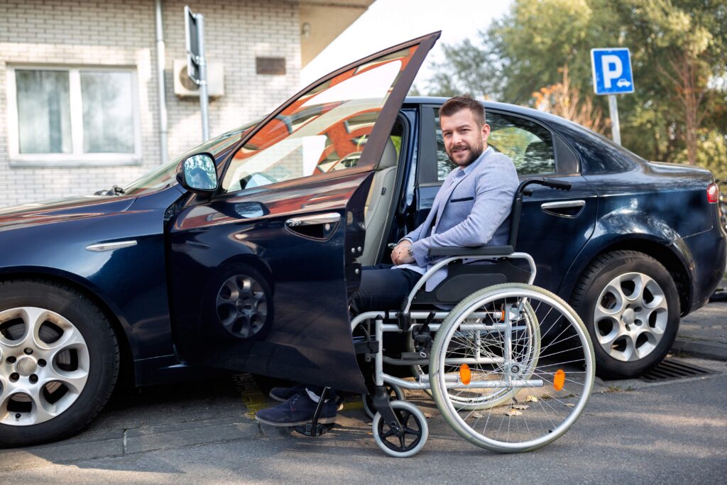 Cadeirante com seu carro novo comprado com isenção de impostos